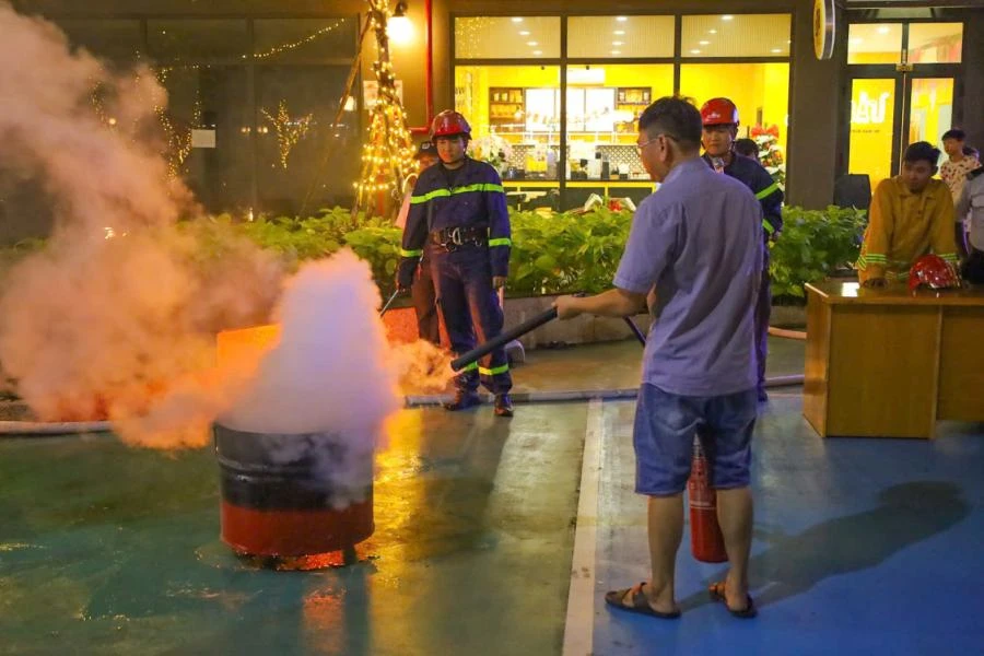 Cư dân Bcons thực hành thao tác PCCC