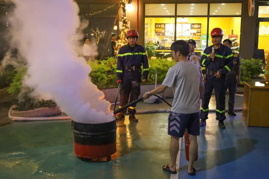Cư dân Bcons thực hành thao tác PCCC