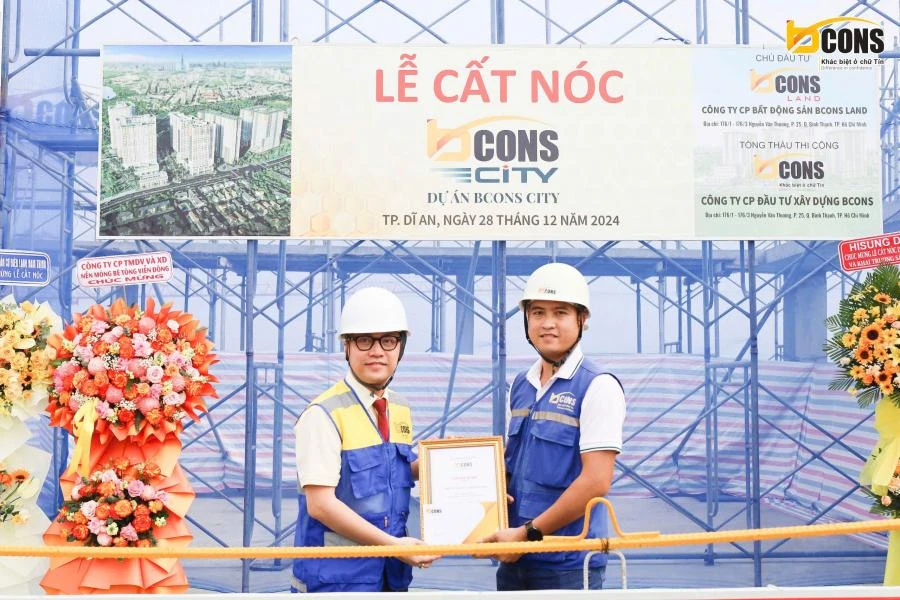 Ban lãnh đạo Bcons khen thưởng ban quản lý dự án Bcons City