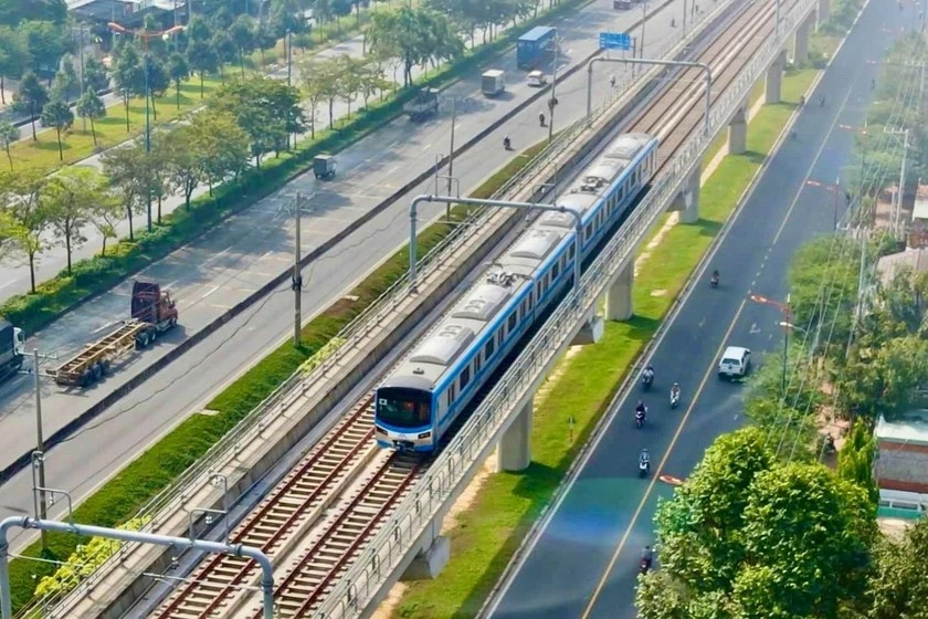 Di chuyển bằng tàu điện Metro tránh kẹt xe khói bụi
