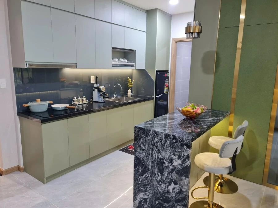 Góc nhìn từ bàn ăn vào khu bếp