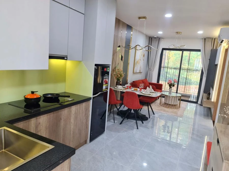 Góc nhìn từ cửa vào bàn ăn