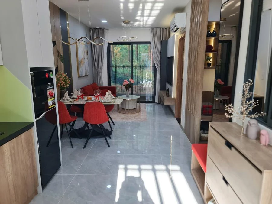 Căn hộ 2 phòng ngủ 52m2 tại Bcons Solary góc nhìn từ cửa ra ban công