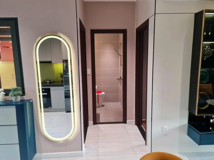 Góc nhìn từ bàn ăn vào cửa 2 phòng ngủ