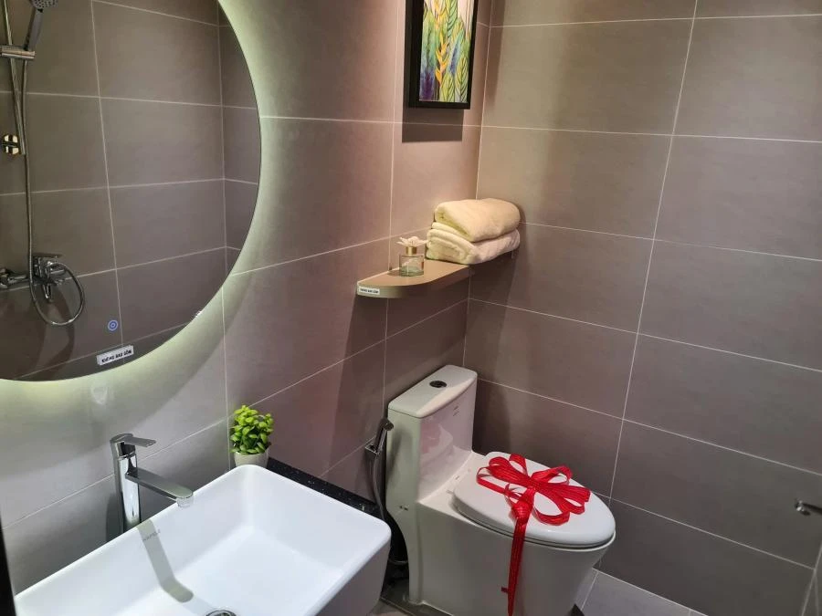 WC ngoài tại căn hộ 2 phòng diện tích 52m Bcons City