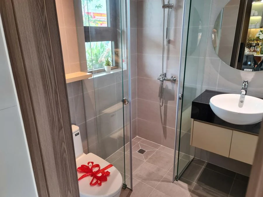 Bên trong WC ngoài