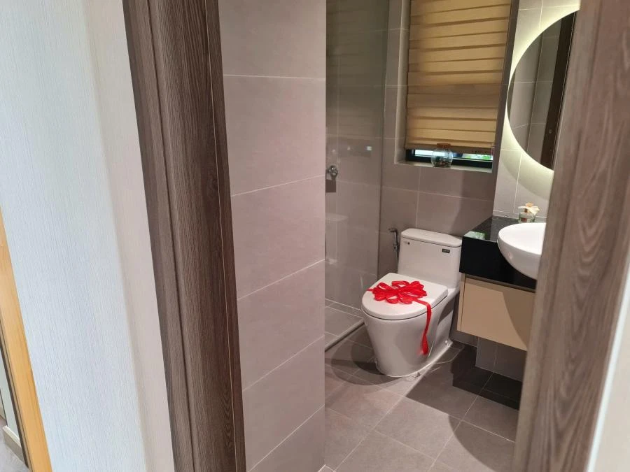 Bên trong WC phòng master
