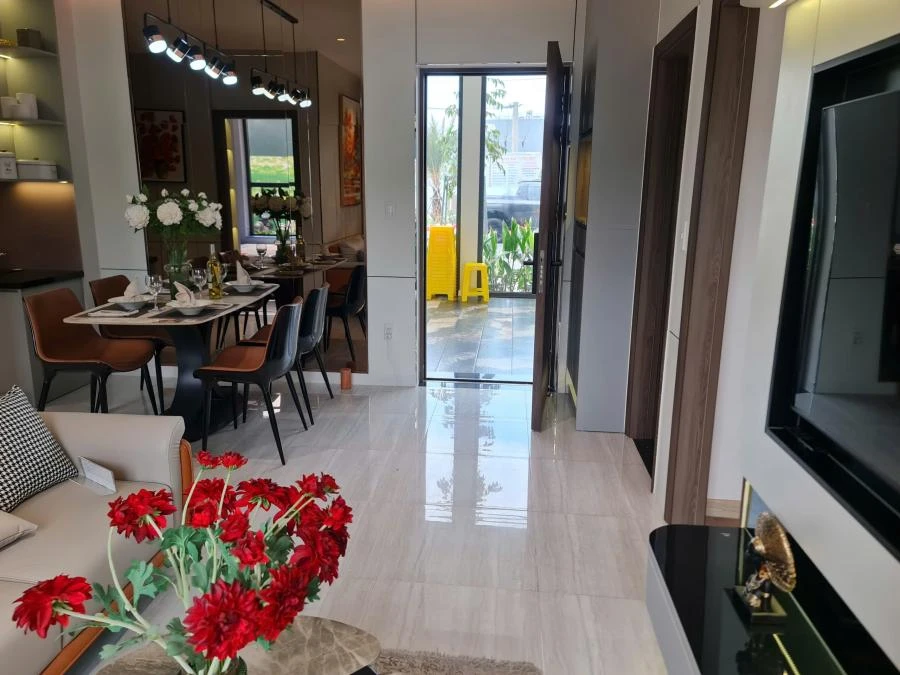 Góc nhìn từ ban công ra cửa