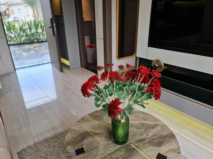 Góc nhìn từ phòng khách vào khu WC