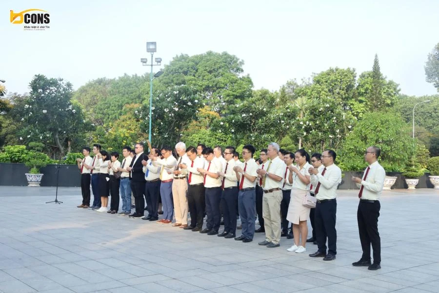 Lãnh đạo tập đoàn Bcons đang hương trước giờ khởi công