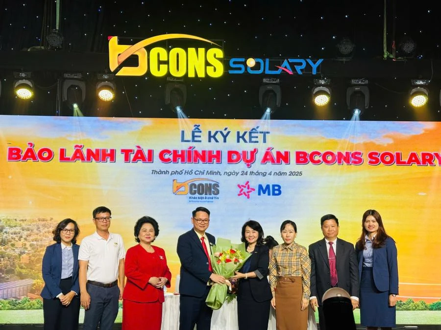Chủ đầu tư tặng hoa cho ngân hàng MB Bank bảo lãnh Bcons Solarty